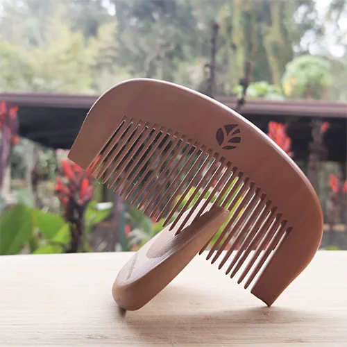 Peineta de madera – Fortalece y protege el cabello